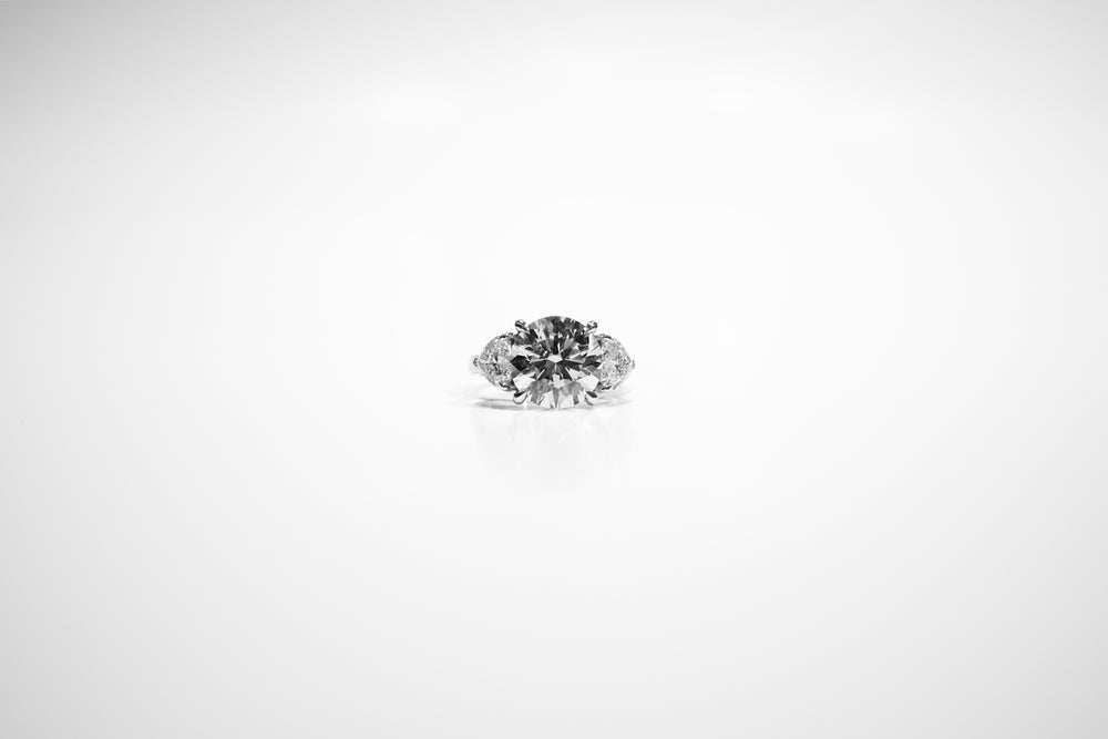 7.54ct-em-f-vs1-lab-igi#557254221/14kwg-1.75ctw-trap-lab-f-vs-3-stone-eng-ring